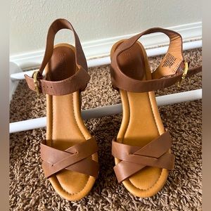 Kenneth Cole Reaction Sole Smash Platform Wedge. Sz 7. Brown 100% Leather strap